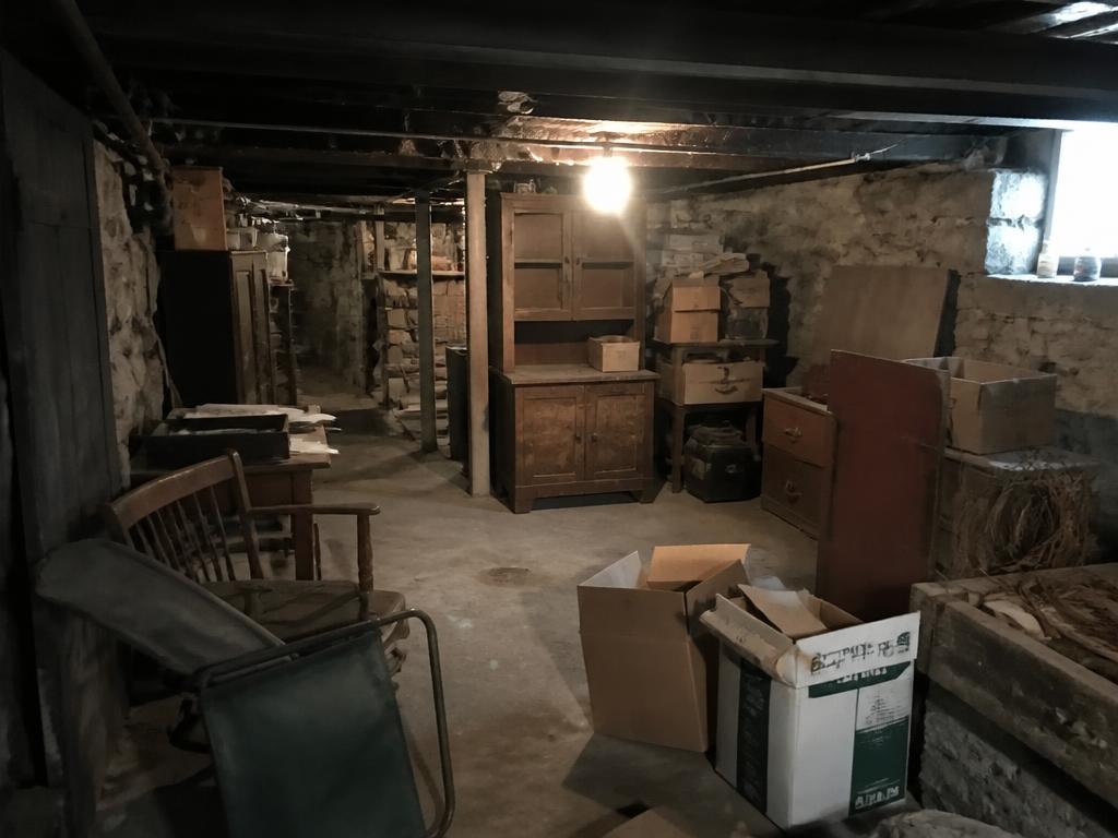 Cantina piena di mobili vecchi e scatoloni prima dello sgombero